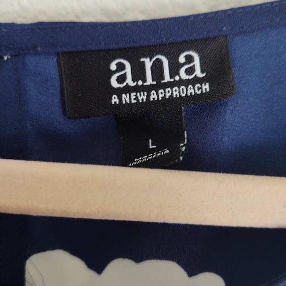 A.n.a. a new approach navy white flower blouse - Picture 2 of 10